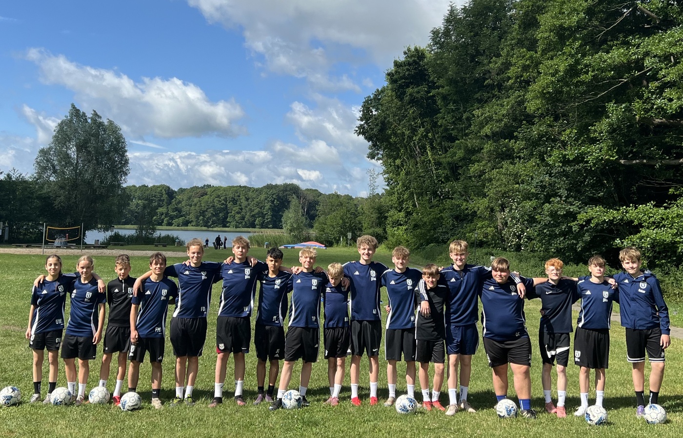 Jugendteam der SG Empor mit Bällen am Seeufer